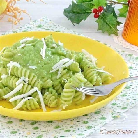 piatto di pasta con crema di piselli per bambino