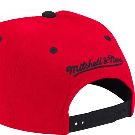 Loghi Mitchell and Ness e Outerstuff