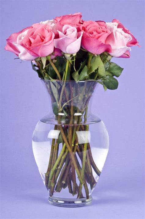 Vaso di rose in fiore