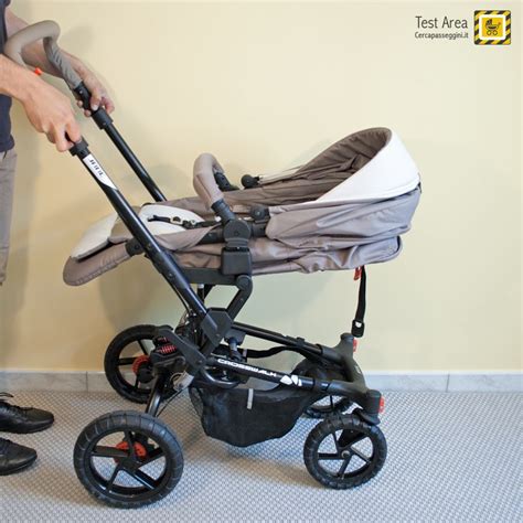 Configurazione del passeggino con seduta fronte mamma e maniglione regolato