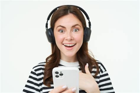 Donna che guarda il suo smartphone con icone di gravidanza sullo schermo