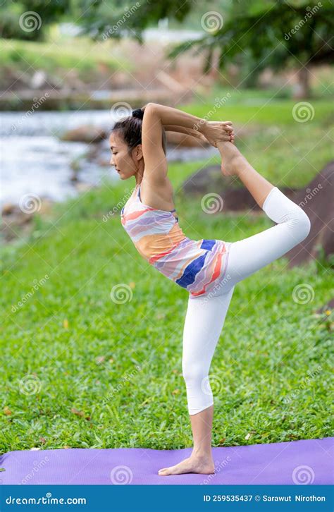 Donna che pratica yoga all'aperto