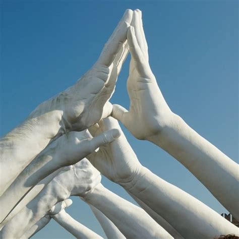 Mani che si intrecciano, simboleggiando l'amore e la connessione umana