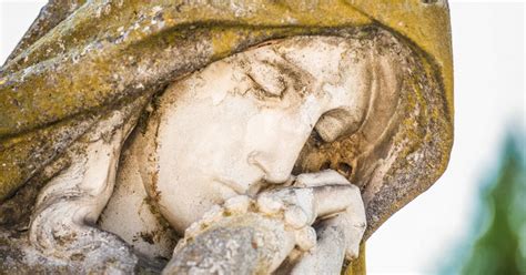 La statua del Principe Felice che piange lacrime di zaffiro su una città sottostante