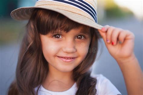 bambino che indossa un cappello estivo in un parco soleggiato