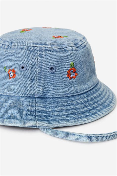 dettaglio di un cappello stile pescatore per bambino con pattern vivaci