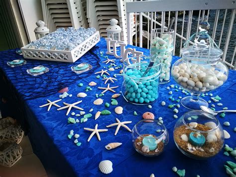 Un elegante allestimento di tavola con bavaglini a tema marino per un servizio professionale di crostacei