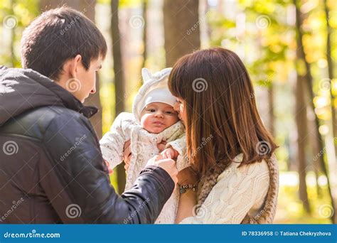 Coppia felice con neonato