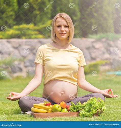 una donna incinta che pratica meditazione e rilassamento in un ambiente sereno