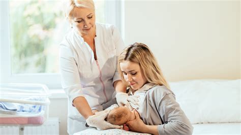 Ostetrica che consiglia un prodotto per neonati