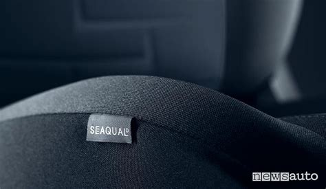 Dettaglio del tessuto SEAQUAL YARN e della seduta reclinabile del modello Lounge