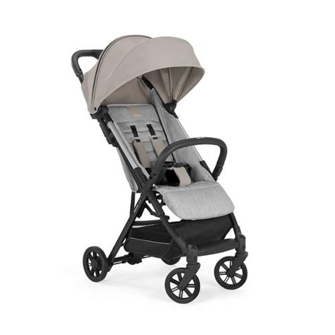 Passeggino Inglesina Quid2 in un contesto urbano