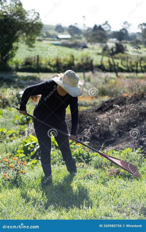 Donna che lavora in un campo agricolo