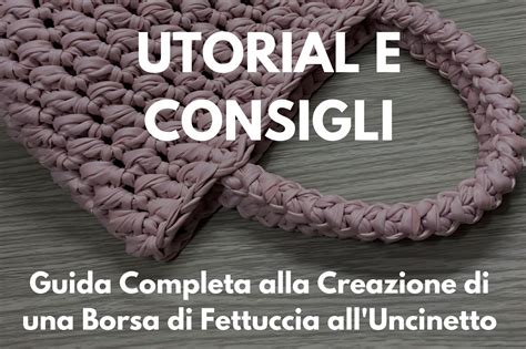 sandaletti estivi all'uncinetto colorati su una base di legno