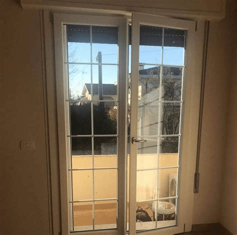 Finestra con inglesine incollate che simulano la divisione in riquadri