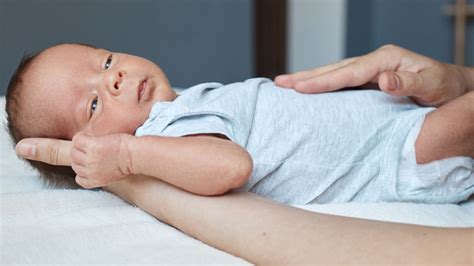 Bambino con coliche gassose