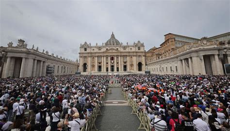 Piazza San Pietro con fedeli
