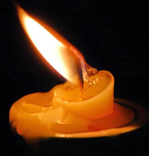 Immagine simbolica di una candela che si spegne