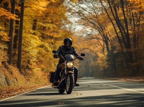 Motociclista in gravidanza su strada panoramica