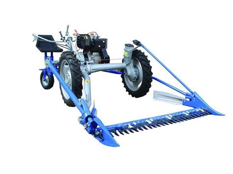 motofalciatrice con sedile in azione