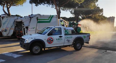 Operatori AAMPS al lavoro nelle strade di Livorno
