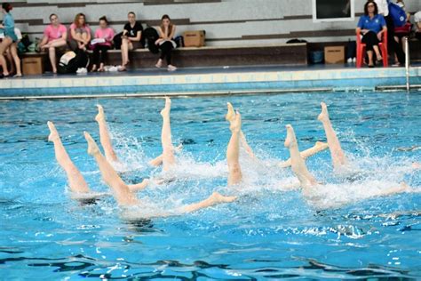 atleti di nuoto artistico che eseguono una figura coreografica