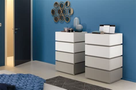 Cassettiera restaurata con tonalità pastello in una cameretta moderna