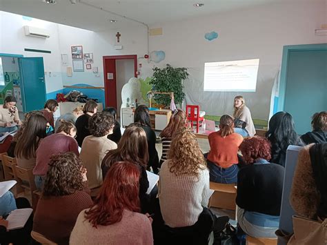 Gruppo di educatori che partecipano a un seminario di formazione