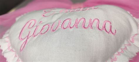 Esempio di personalizzazione di una bomboniera con ricamo del nome