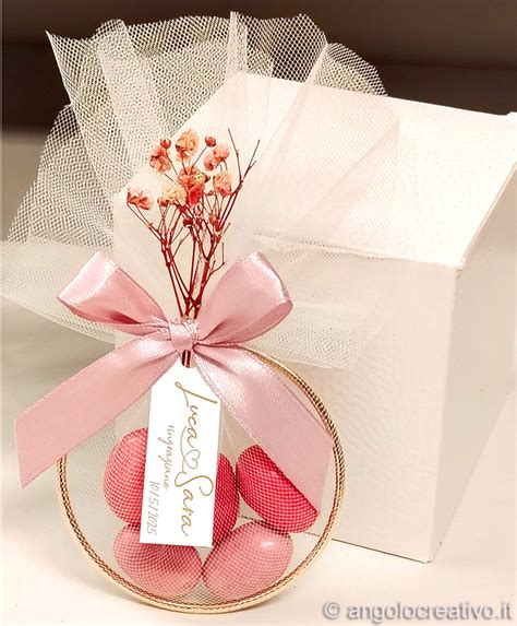 Angolo dedicato alle bomboniere con culle rosa e decorazioni floreali