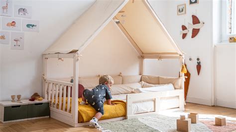 Cameretta organizzata secondo il metodo Montessori con letto a terra