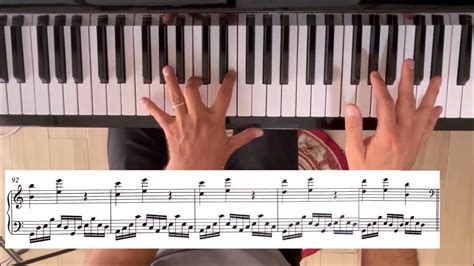 Dita di una mano che suonano una tastiera di pianoforte, evidenziando il movimento delle dita per gli accordi