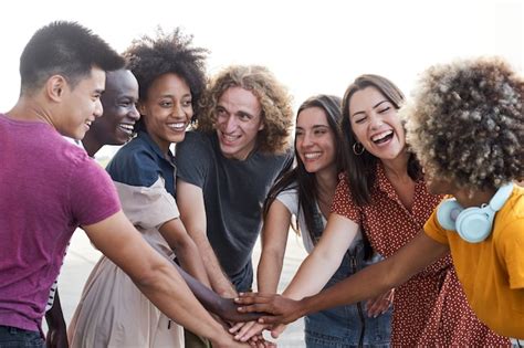 Un gruppo di donne che si abbracciano e si supportano a vicenda
