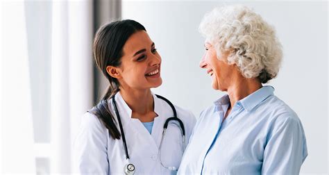 Personale medico che assiste una paziente in sala parto