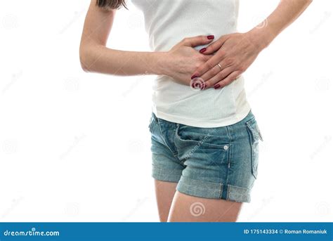 Donna con la mano sulla pancia, aspetto pensieroso