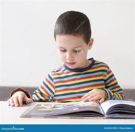 Bambino che legge un libro illustrato