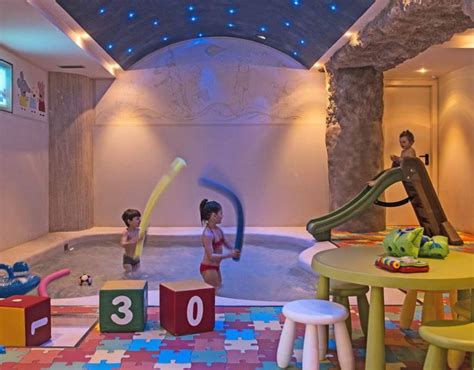 Interno di un family hotel con area giochi per bambini