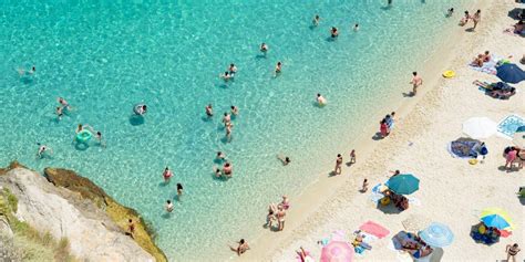 Spiaggia con fondale basso e bambini che giocano
