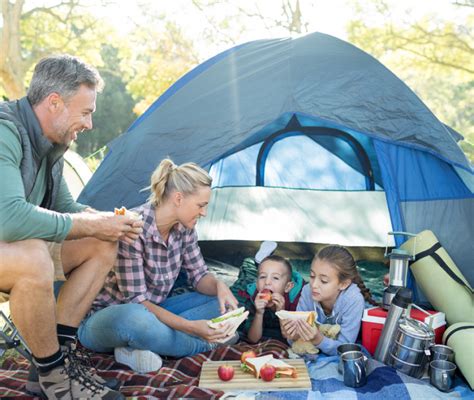 Famiglia felice in un campeggio con bambini