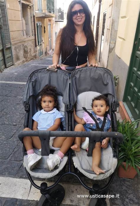 Bambini seduti comodamente nel passeggino con capottine separate