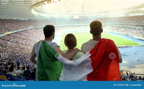 Mosaico di tifosi con la bandiera italiana allo stadio