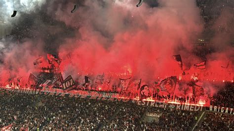 Tifosi italiani che celebrano con fumogeni e coriandoli