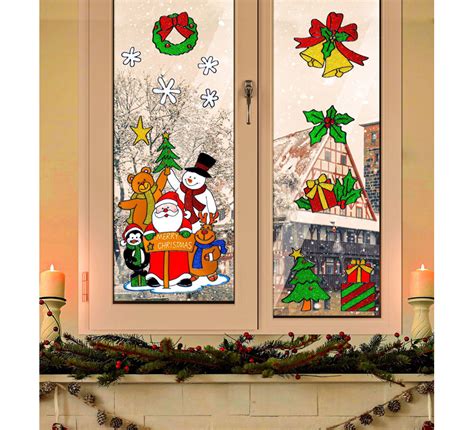 Finestra decorata con vetrofanie natalizie