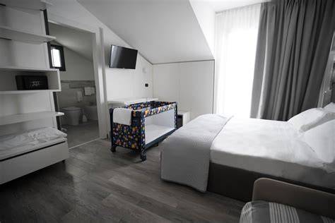 Interno confortevole dell'Hotel Daytona Casoria con culla (illustrativa)
