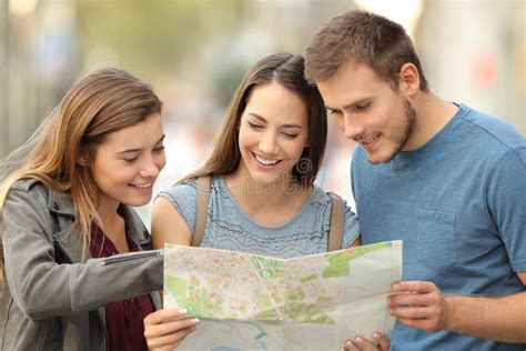 Genitori che consultano una mappa e una guida di viaggio