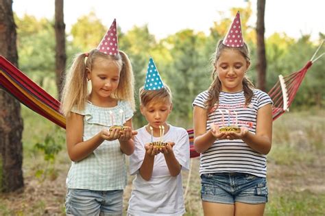 Famiglia e bambini festeggiano compleanno in giardino