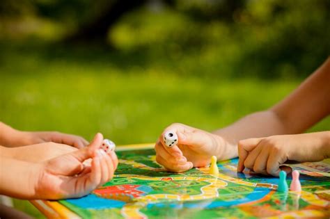 Bambini che giocano a giochi da tavolo durante una festa