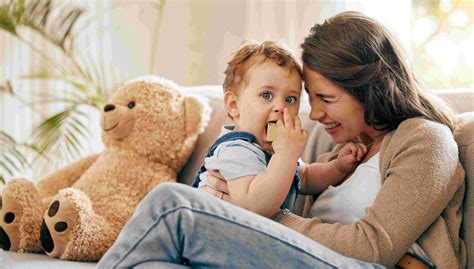 illustrazione che rappresenta l'attaccamento madre-figlio durante il sonno