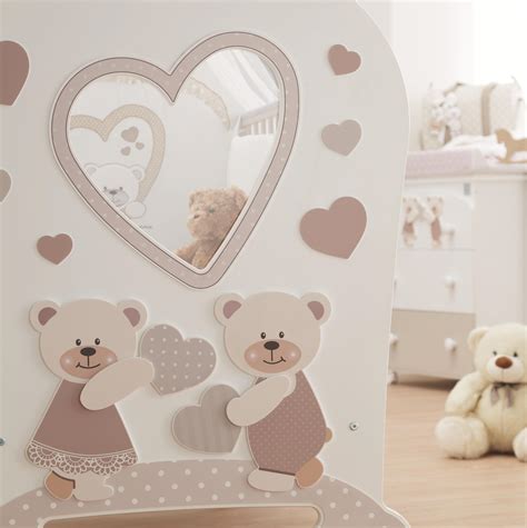 Dettaglio decori in legno su lettino