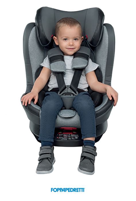 Bambino felice in un seggiolino auto Foppapedretti